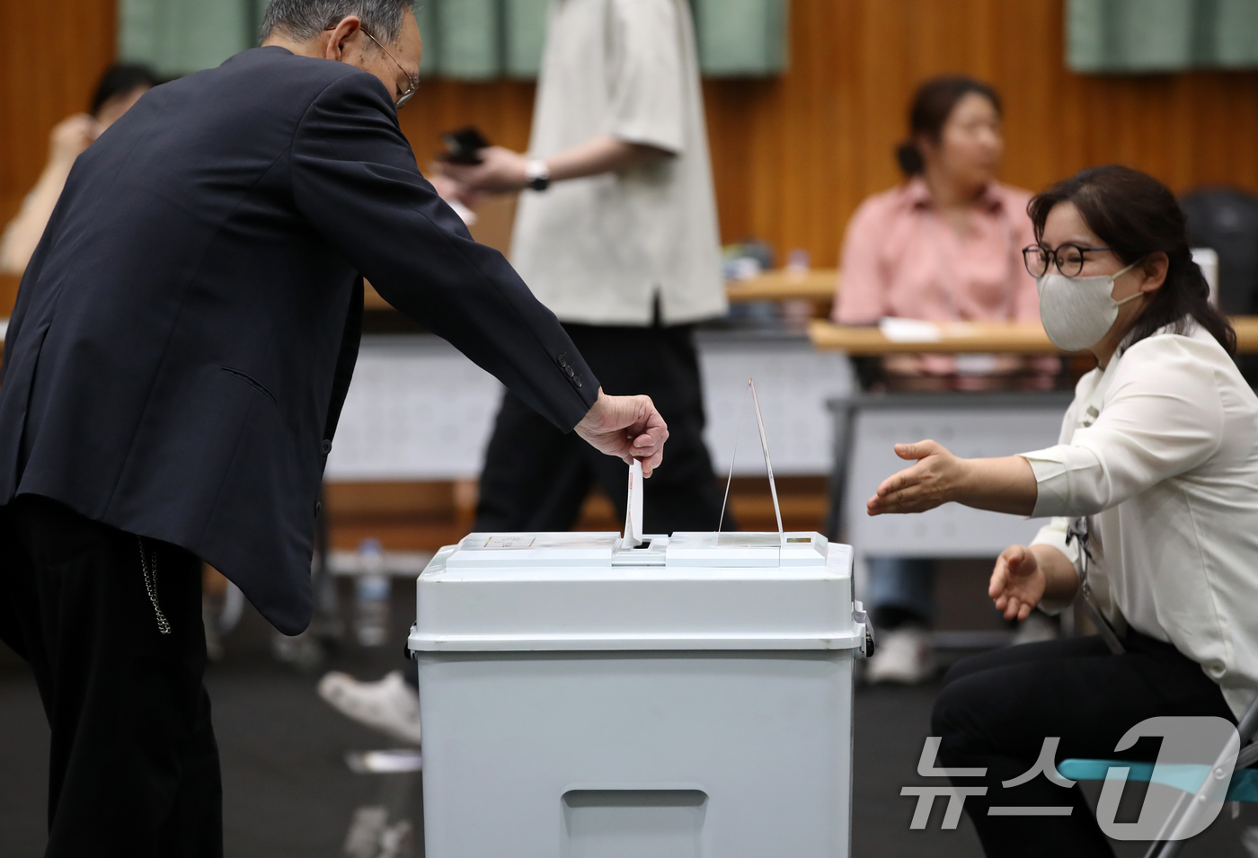 (부산=뉴스1) 윤일지 기자 = 제21대 대통령 선거일인 3일 부산 동래구 내성초등학교 참빛관체육관에 마련된 복산동 제2투표소 앞에서 유권자들이 투표를 하고 있다. 2025.6.3 …