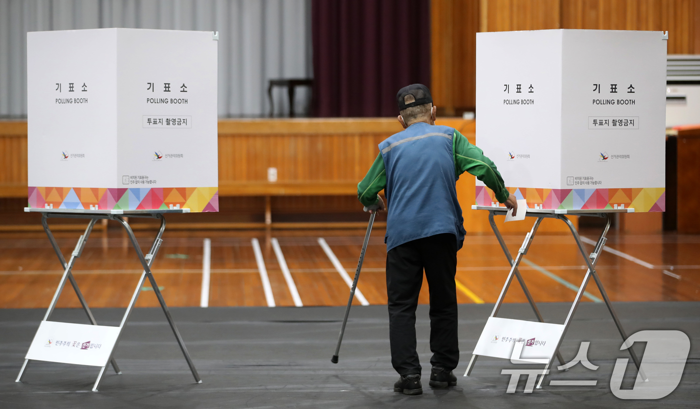(부산=뉴스1) 윤일지 기자 = 제21대 대통령 선거일인 3일 부산 동래구 내성초등학교 참빛관체육관에 마련된 복산동 제2투표소 앞에서 지팡이를 짚은 어르신이 투표를 하고 있다. 2 …