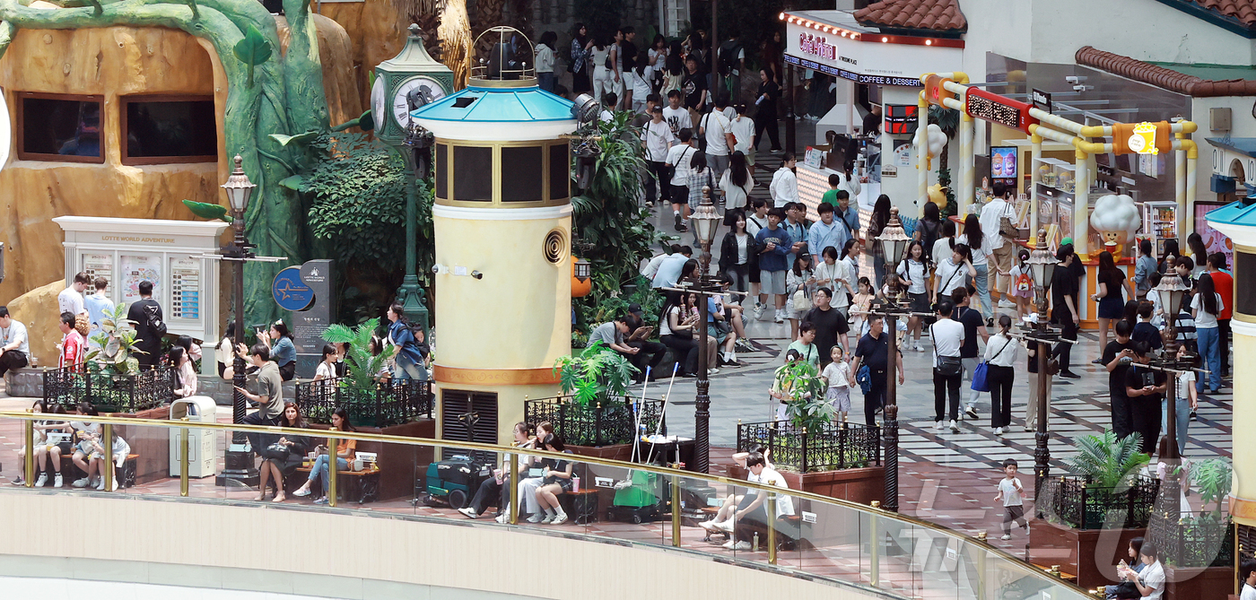 (서울=뉴스1) 김진환 기자 = 제21대 대통령 선거 투표일인 3일 서울 송파구 롯데월드에서 투표를 마친 시민들이 휴일을 즐기고 있다. 2025.6.3/뉴스1