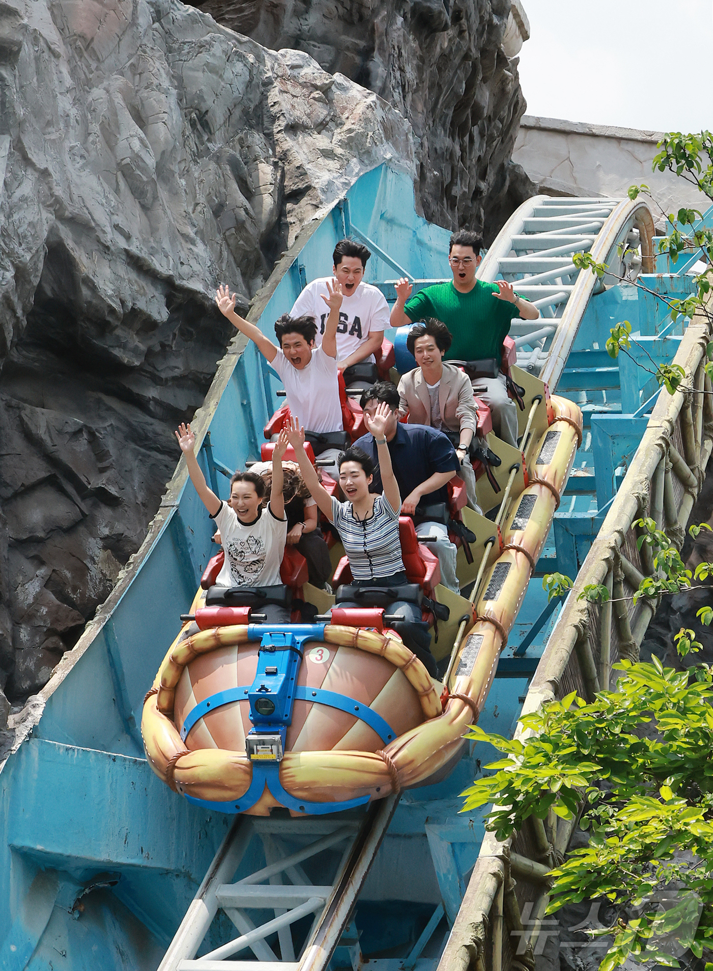 (서울=뉴스1) 김진환 기자 = 제21대 대통령 선거 투표일인 3일 서울 송파구 롯데월드에서 투표를 마친 시민들이 휴일을 즐기고 있다. 2025.6.3/뉴스1