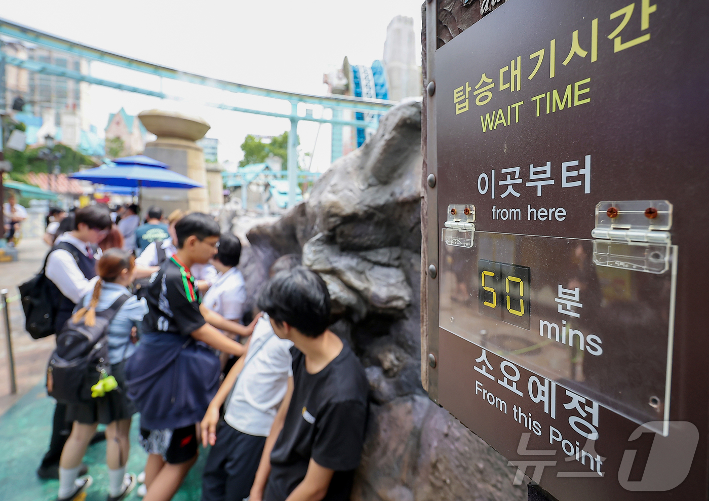 (서울=뉴스1) 김진환 기자 = 제21대 대통령 선거 투표일인 3일 서울 송파구 롯데월드에서 투표를 마친 시민들이 놀이기구를 타기 위해 줄 서서 대기하고 있다. 2025.6.3/뉴 …