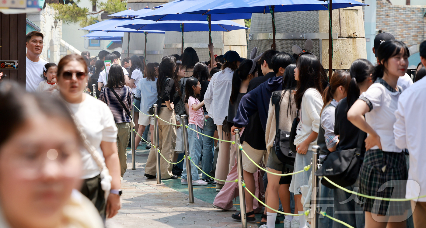 (서울=뉴스1) 김진환 기자 = 제21대 대통령 선거 투표일인 3일 서울 송파구 롯데월드에서 투표를 마친 시민들이 놀이기구를 타기 위해 줄 서서 대기하고 있다. 2025.6.3/뉴 …