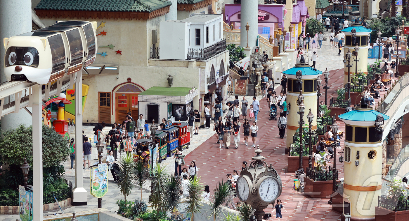 (서울=뉴스1) 김진환 기자 = 제21대 대통령 선거 투표일인 3일 서울 송파구 롯데월드에서 투표를 마친 시민들이 휴일을 즐기고 있다. 2025.6.3/뉴스1