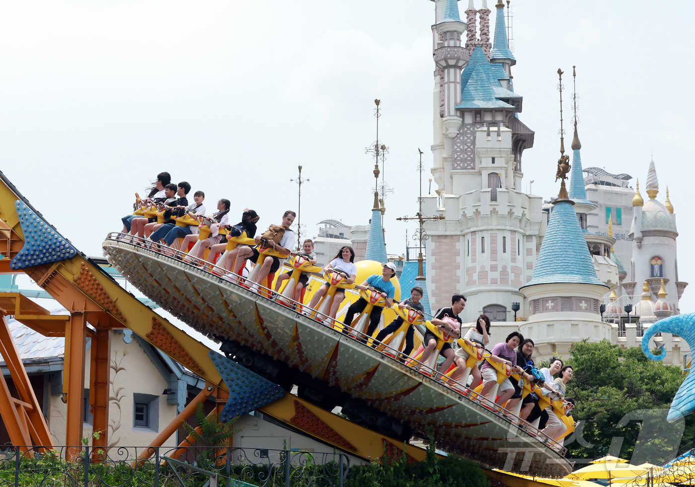 (서울=뉴스1) 김진환 기자 = 제21대 대통령 선거 투표일인 3일 서울 송파구 롯데월드에서 투표를 마친 시민들이 휴일을 즐기고 있다. 2025.6.3/뉴스1