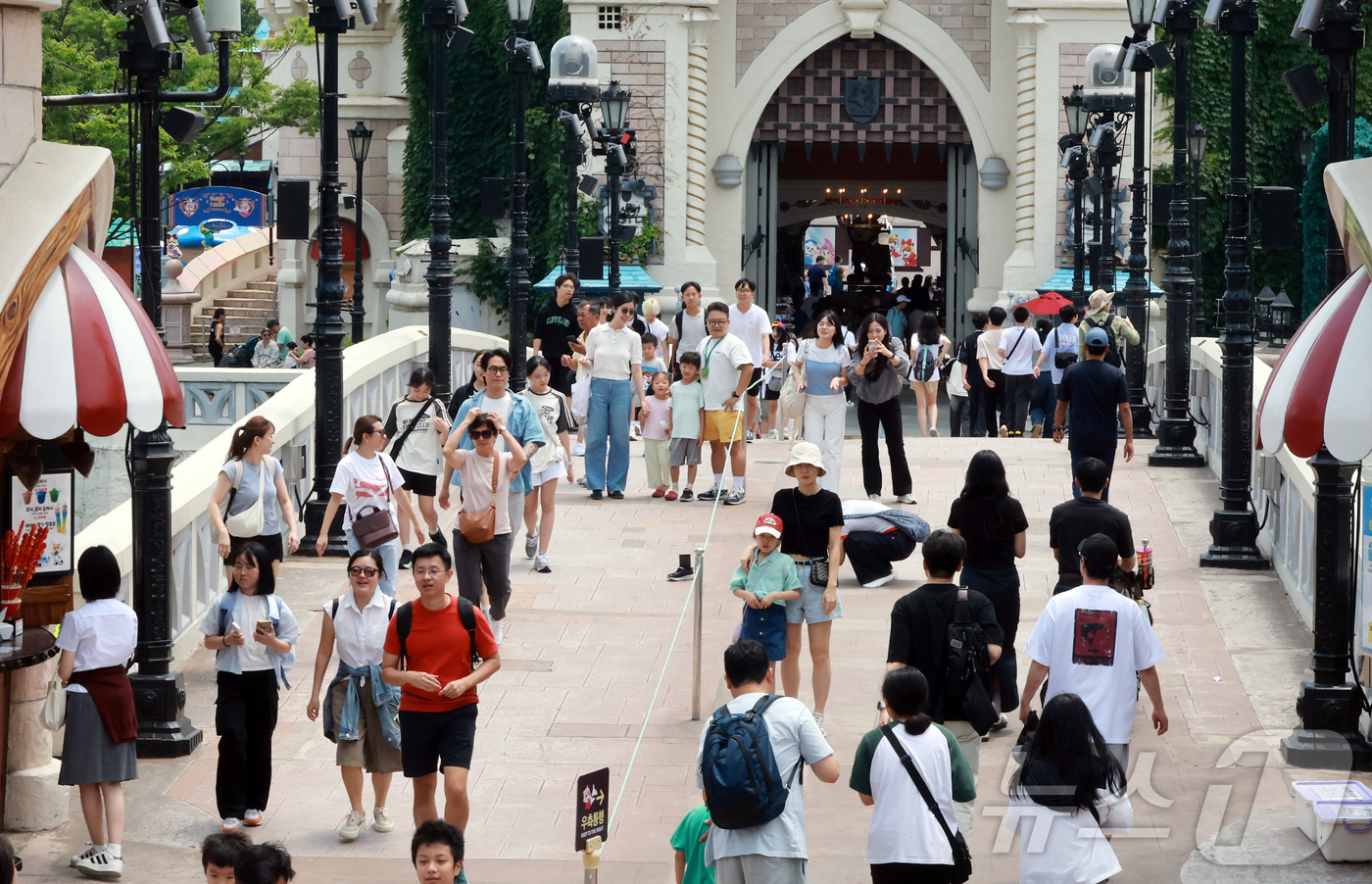(서울=뉴스1) 김진환 기자 = 제21대 대통령 선거 투표일인 3일 서울 송파구 롯데월드에서 투표를 마친 시민들이 휴일을 즐기고 있다. 2025.6.3/뉴스1