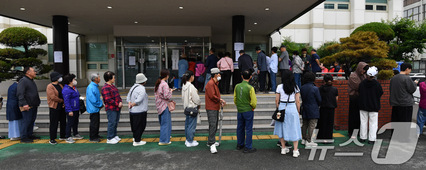 (포항=뉴스1) 최창호 기자 = 제21대 대통령 선거일인 3일 유권자들이 경북 포항시 죽도동 포항고용복지센터에 마련된 투표소에서 줄을 서서 기다리고 있다. 2025.6.3/뉴스1
