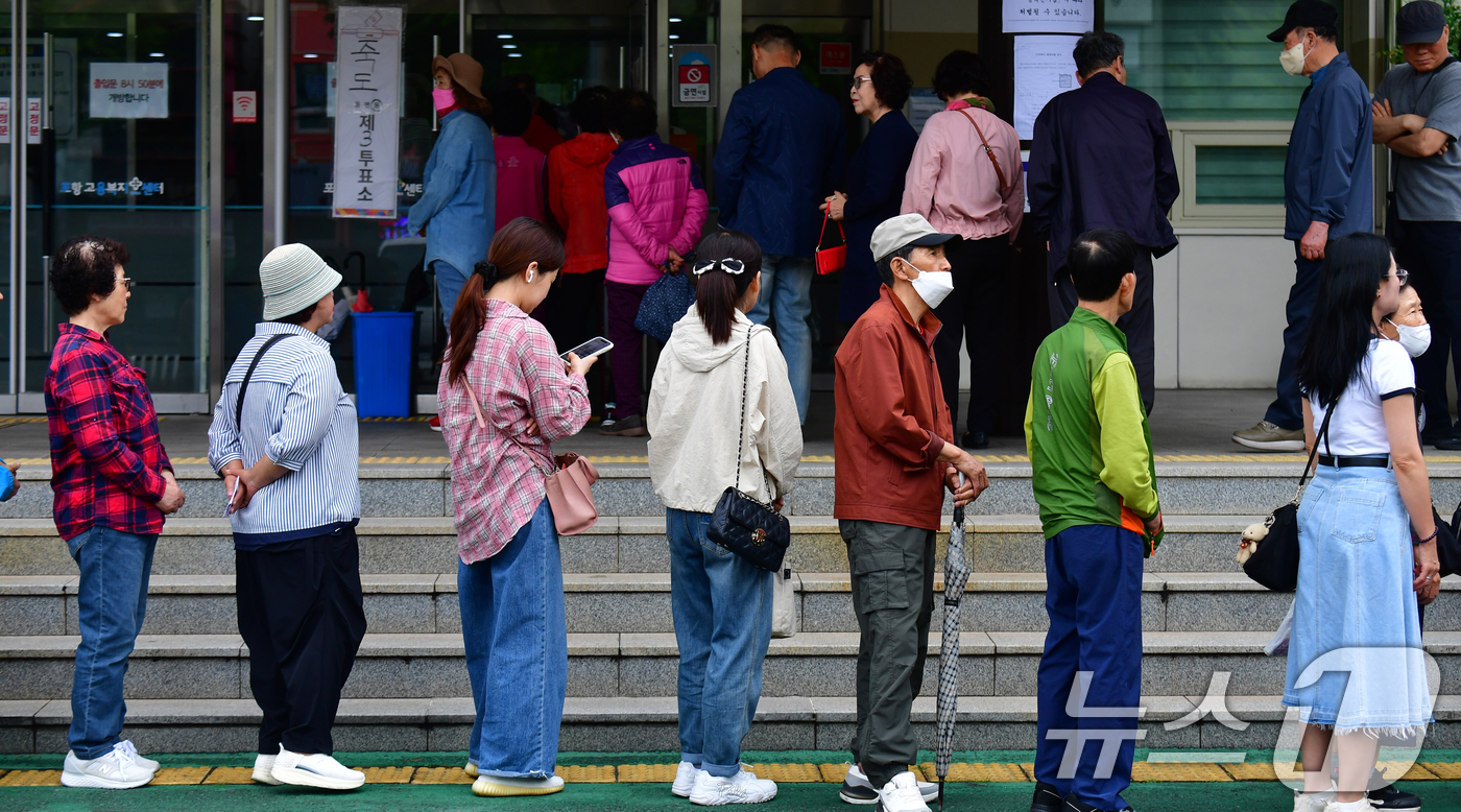 (포항=뉴스1) 최창호 기자 = 제21대 대통령 선거일인 3일 유권자들이 경북 포항시 죽도동 포항고용복지센터에 마련된 투표소에서 줄을 서서 기다리고 있다. 2025.6.3/뉴스1