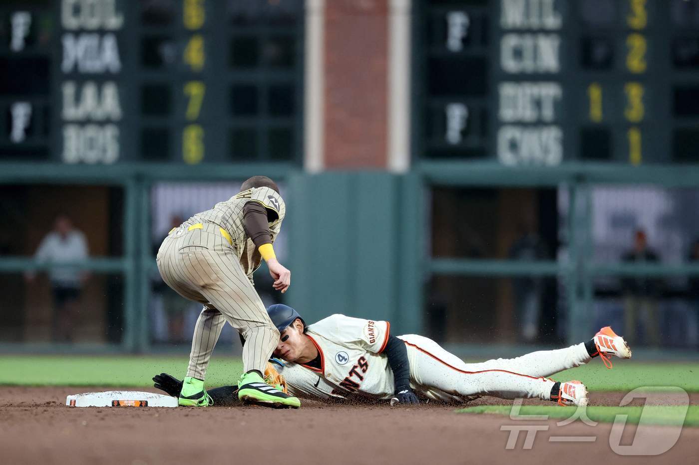 본문 이미지 - 샌프란시스코 자이언츠 이정후는 3일(한국시간) 열린 2025 메이저리그 샌디에이고 파드리스전에서 6회말 2루 도루에 성공했다. ⓒ AFP=뉴스1