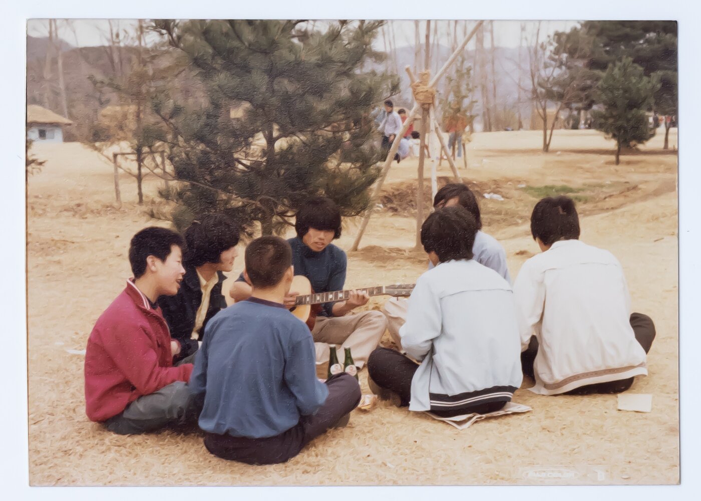 본문 이미지 - 1979년 시계 만드는 오리엔트 공장에 다닐 때 남이섬으로 야유회를 가서 둥글게 앉아 노래하는 모습.&#40;왼쪽에서 첫번째&#41;&#40;더불어민주당 제공&#41;