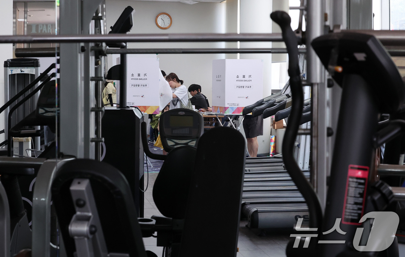 (서울=뉴스1) 김성진 기자 = 제21대 대통령 선거일인 3일 서울 서대문구에 위치한 한 아파트에 마련된 북가좌제2동 제4투표소를 찾은 유권자들이 투표하고 있다. 2025.6.3/ …