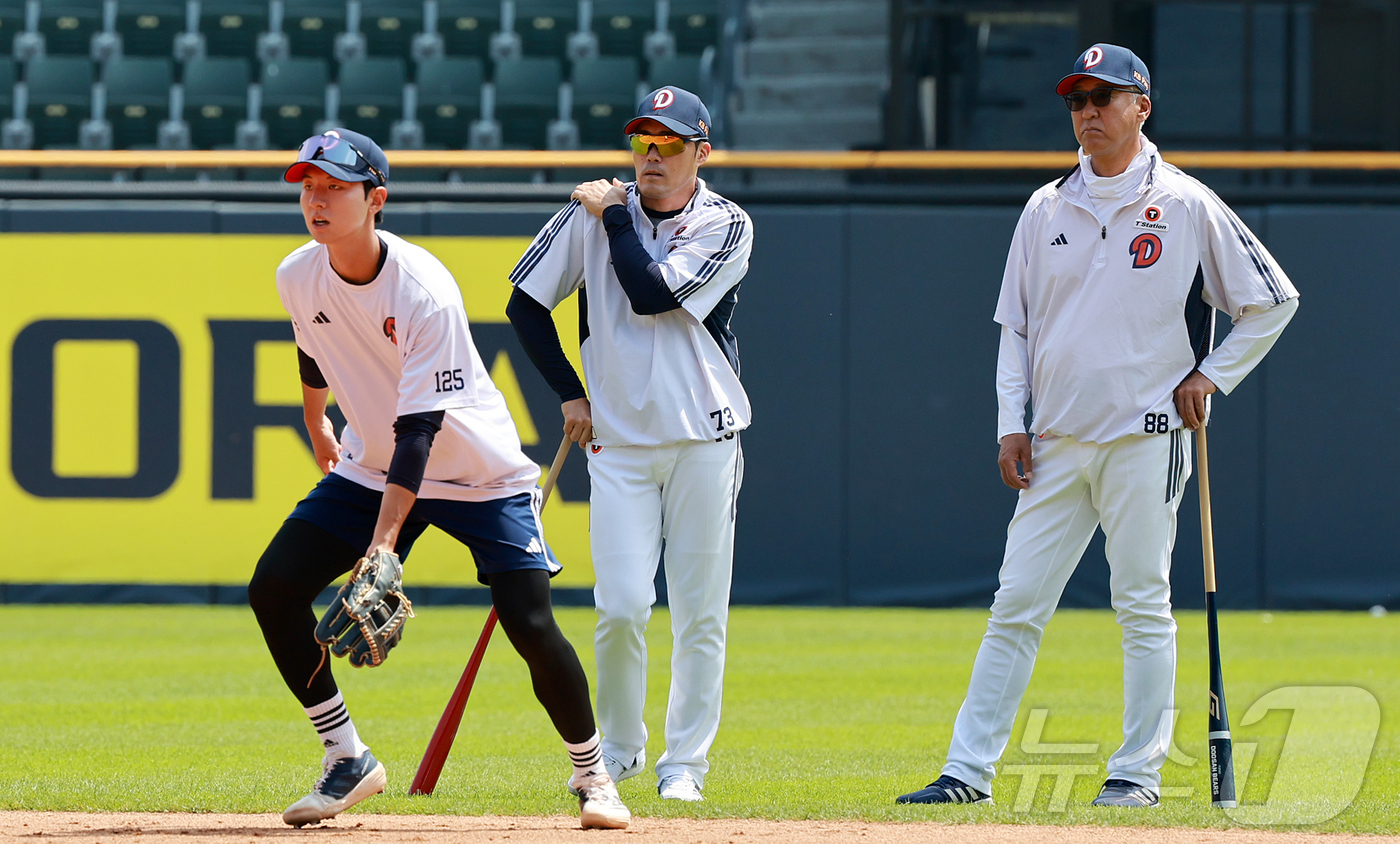 (서울=뉴스1) 김진환 기자 = 조성환 두산 베어스 감독대행이 3일 오후 서울 송파구 잠실야구장에서 열리는 프로야구 '2025 신한 SOL뱅크 KBO 리그' KIA 타이거즈와의 경 …
