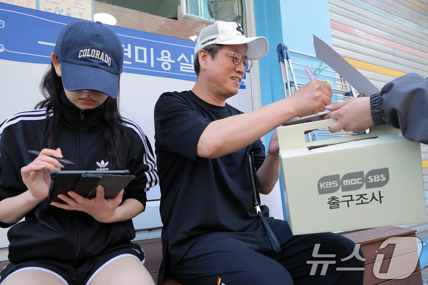 본문 이미지 - 제21대 대통령선거 본투표가 시작된 3일 오후 서울 성동구 금호2·3가동제1투표장 인근에서 투표를 마친 부녀 유권자가 KBS·MBC·SBS 지상파 방송3사 출구조사에 응하고 있다. 2025.6.3/뉴스1 ⓒ News1 박정호 기자