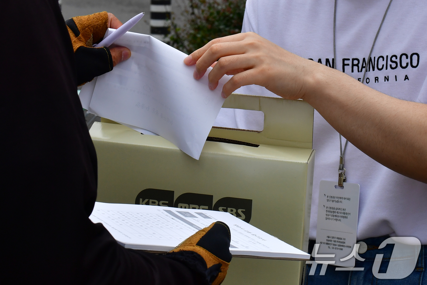 (포항=뉴스1) 최창호 기자 = 제21대 대통령 선거일인 3일경북 포항시 죽도동 포항고용복지센터에 마련된 투표소 앞에서 출구조사가 진행되고 있다. 2025.6.3/뉴스1