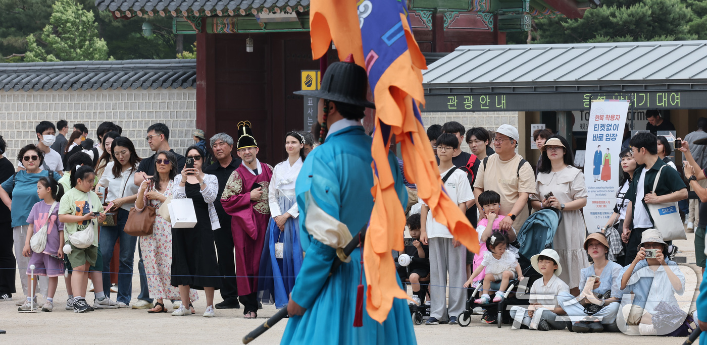 (서울=뉴스1) 임세영 기자 = 제21대 대통령 선거일인 3일 서울 종로구 경복궁에서 투표를 마친 시민들이 휴일을 즐기고 있다. 2025.6.3/뉴스1