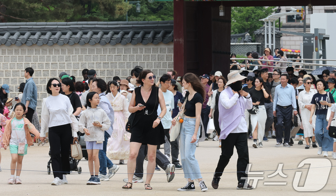 (서울=뉴스1) 임세영 기자 = 제21대 대통령 선거일인 3일 서울 종로구 경복궁에서 투표를 마친 시민들이 휴일을 즐기고 있다. 2025.6.3/뉴스1