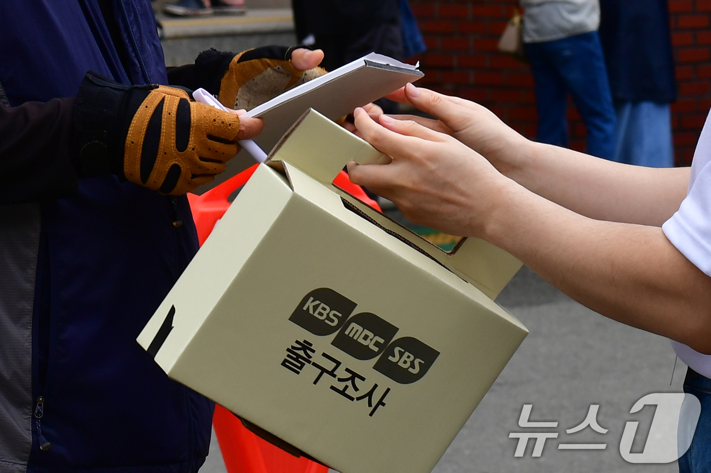 (포항=뉴스1) 최창호 기자 = 제21대 대통령 선거일인 3일경북 포항시 죽도동 포항고용복지센터에 마련된 투표소 앞에서 출구조사가 진행되고 있다. 2025.6.3/뉴스1