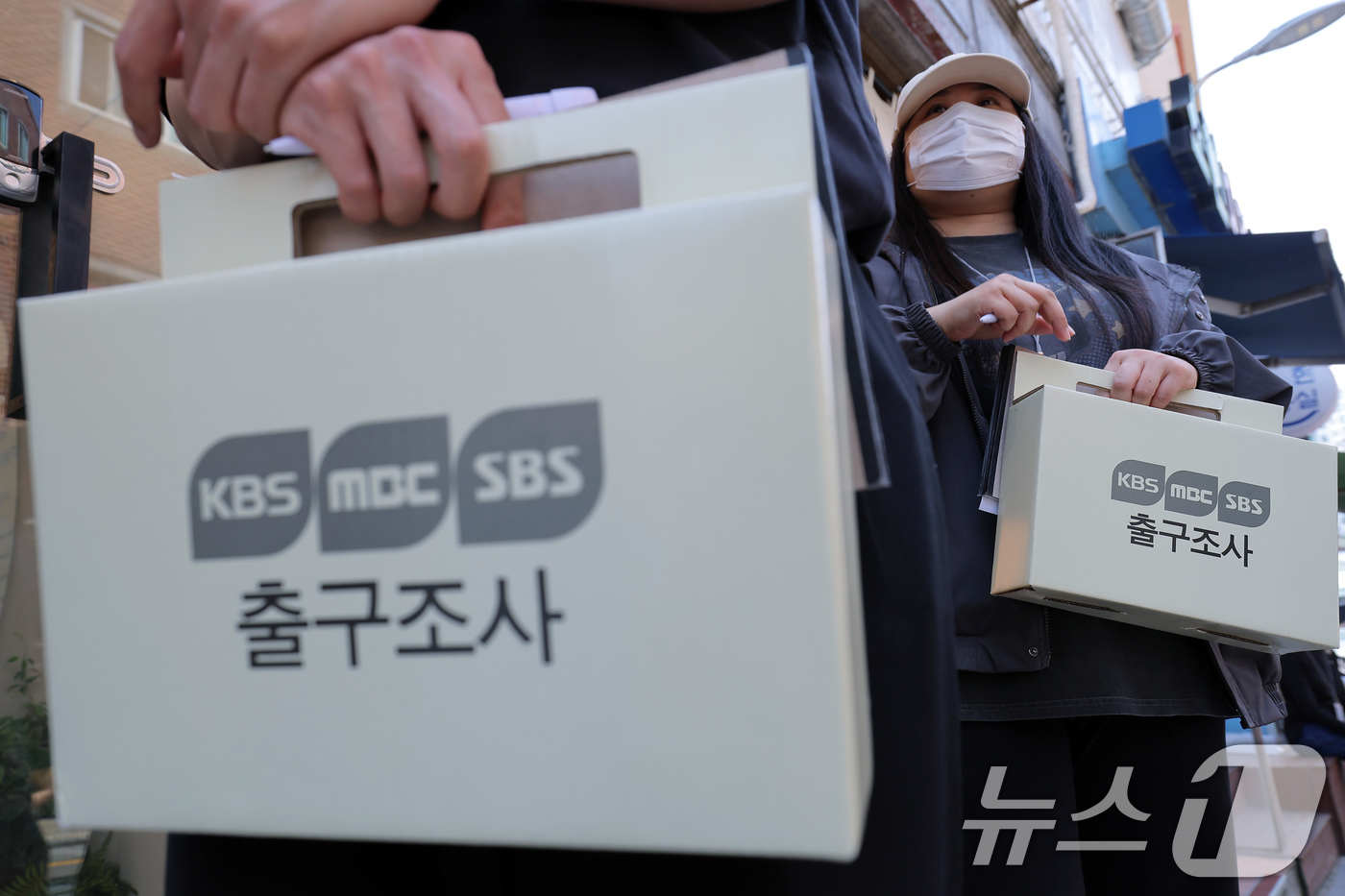 (서울=뉴스1) 박정호 기자 = 제21대 대통령선거 본투표가 시작된 3일 오후 서울 성동구 금호2·3가동제1투표장 인근에서 KBS·MBC·SBS 지상파 방송3사 출구조사원들이 투표 …