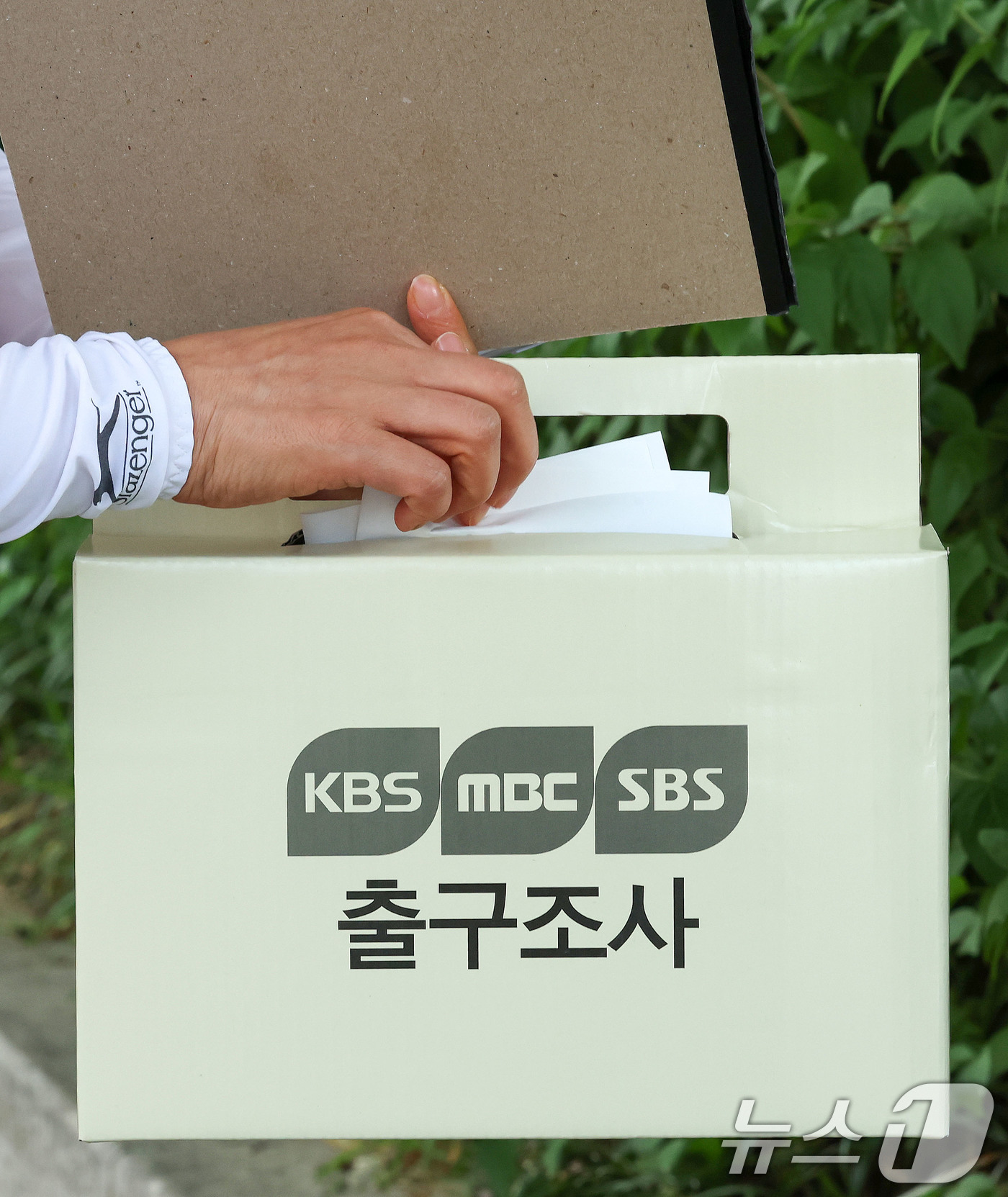 (서울=뉴스1) 박세연 기자 = 제21대 대통령 선거일인 3일 서울시내 한 투표소 앞에서 방송3사 공동 출구조사 조사원이 조사결과를 함에 넣고 있다.  2025.6.3/뉴스1