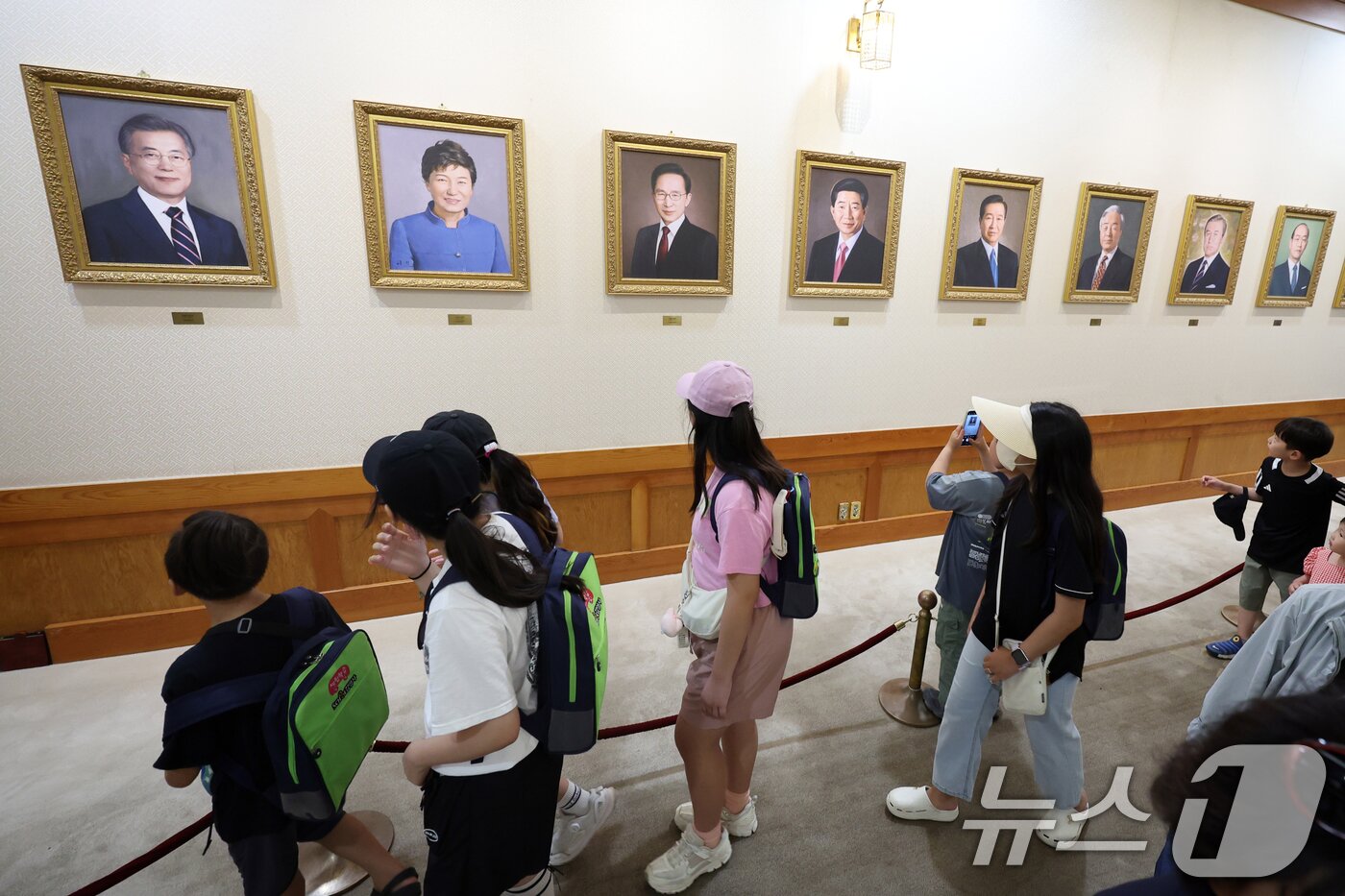 본문 이미지 - 제21대 대통령 선거 투표일인 3일 서울 종로구 청와대에서 관람객들이 역대 대통령 초상화를 살펴보고 있다. 2025.6.3/뉴스1 ⓒ News1 황기선 기자