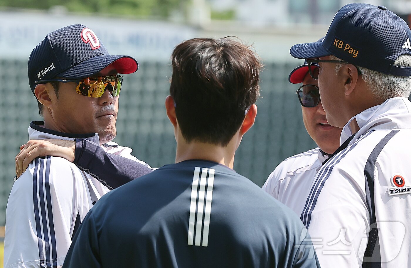 본문 이미지 - 조성환 두산 베어스 감독대행이 3일 오후 서울 송파구 잠실야구장에서 열리는 프로야구 &#39;2025 신한 SOL뱅크 KBO 리그&#39; KIA 타이거즈와의 경기를 앞두고 코칭스테프와 대화를 나누고 있다. 2025.6.3/뉴스1 ⓒ News1 김진환 기자