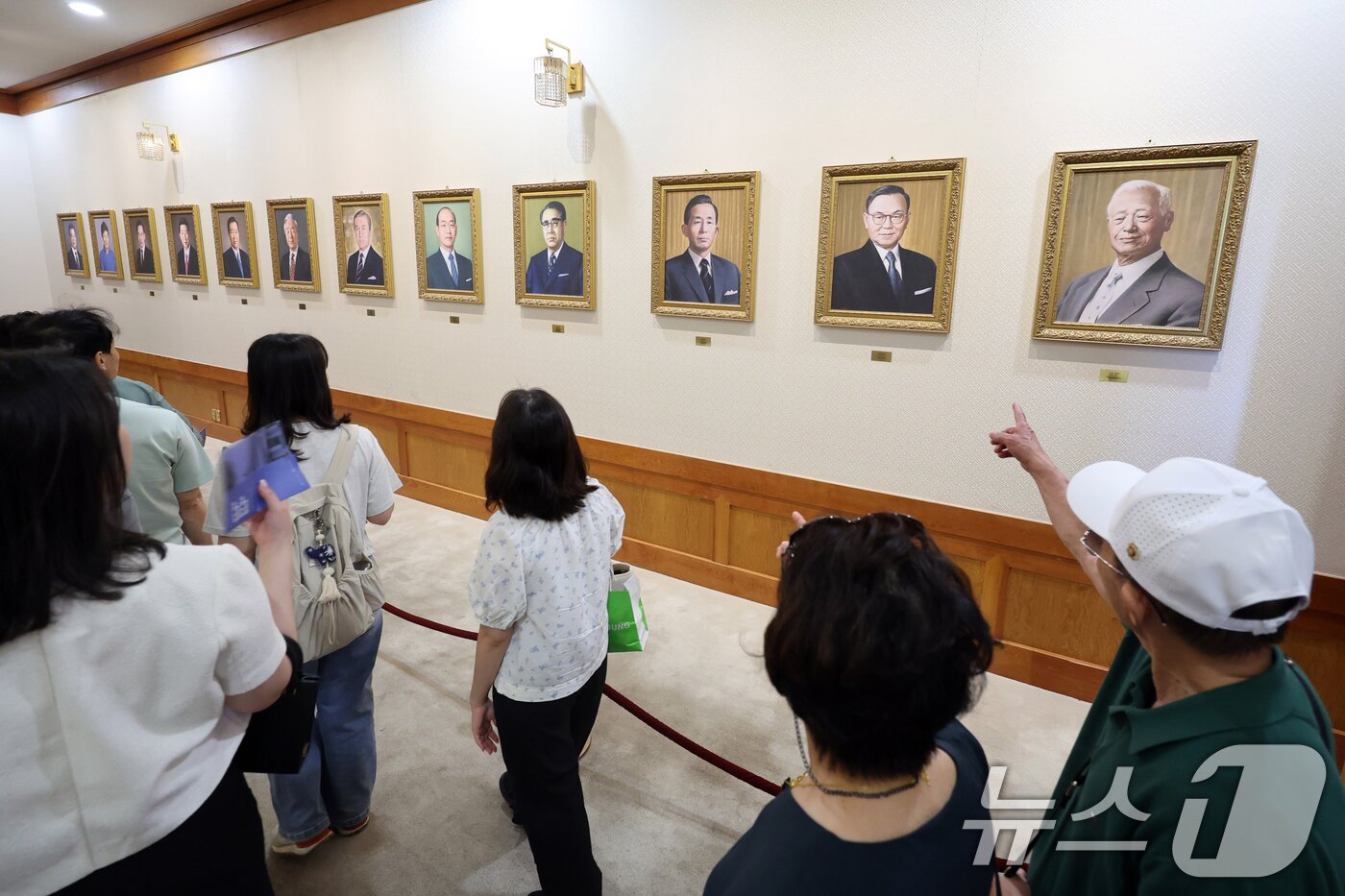 본문 이미지 - 제21대 대통령 선거 투표일인 3일 서울 종로구 청와대에서 관람객들이 역대 대통령 초상화를 살펴보고 있다. 2025.6.3/뉴스1 ⓒ News1 황기선 기자