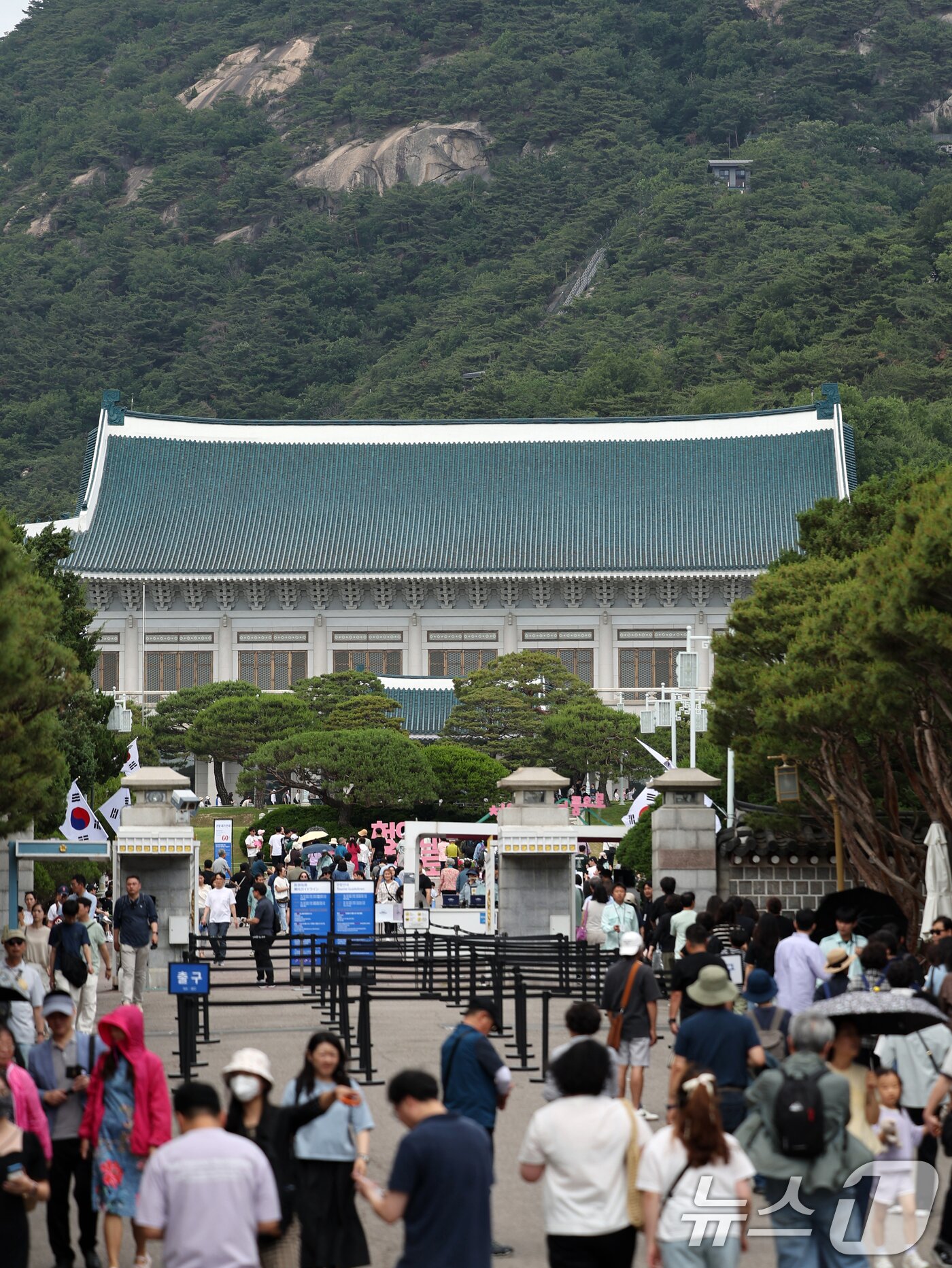 본문 이미지 - 제21대 대통령 선거 투표일인 3일 서울 종로구 청와대에서 관람객들이 입장을 위해 줄을 서 있다. 2025.6.3/뉴스1 ⓒ News1 황기선 기자