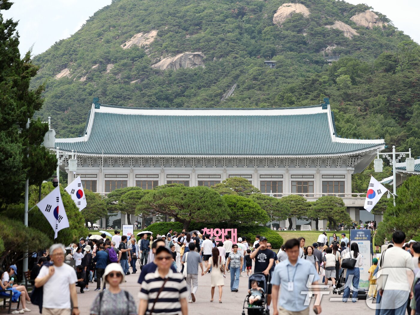 본문 이미지 - 제21대 대통령 선거 투표일인 3일 서울 종로구 청와대에서 관람객들이 경내를 둘러보고 있다. 2025.6.3/뉴스1 ⓒ News1 황기선 기자
