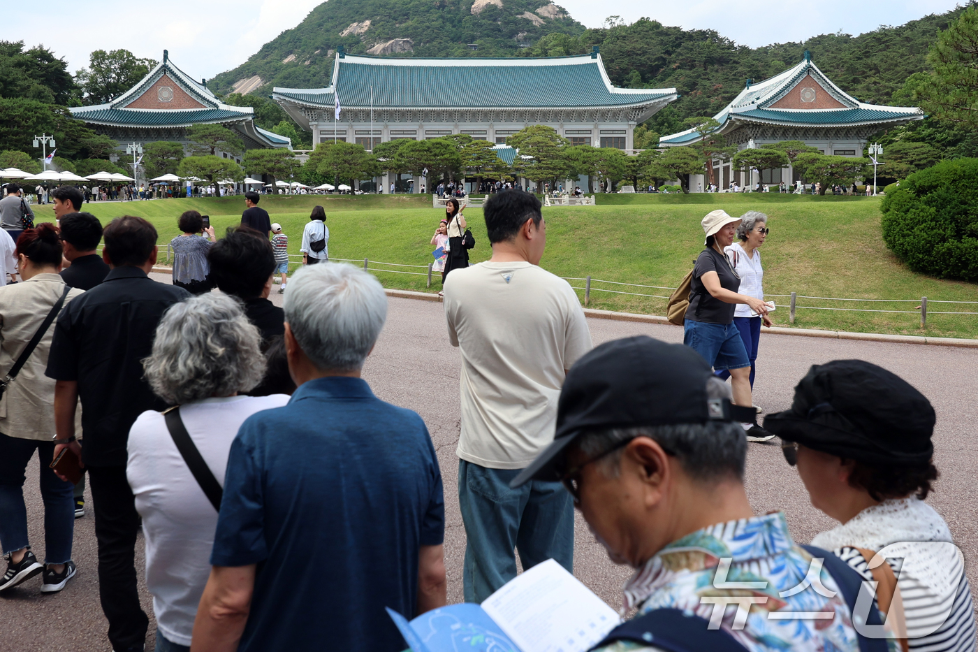(서울=뉴스1) 황기선 기자 = 제21대 대통령 선거 투표일인 3일 서울 종로구 청와대에서 관람객들이 입장을 위해 줄을 서 있다. 2025.6.3/뉴스1