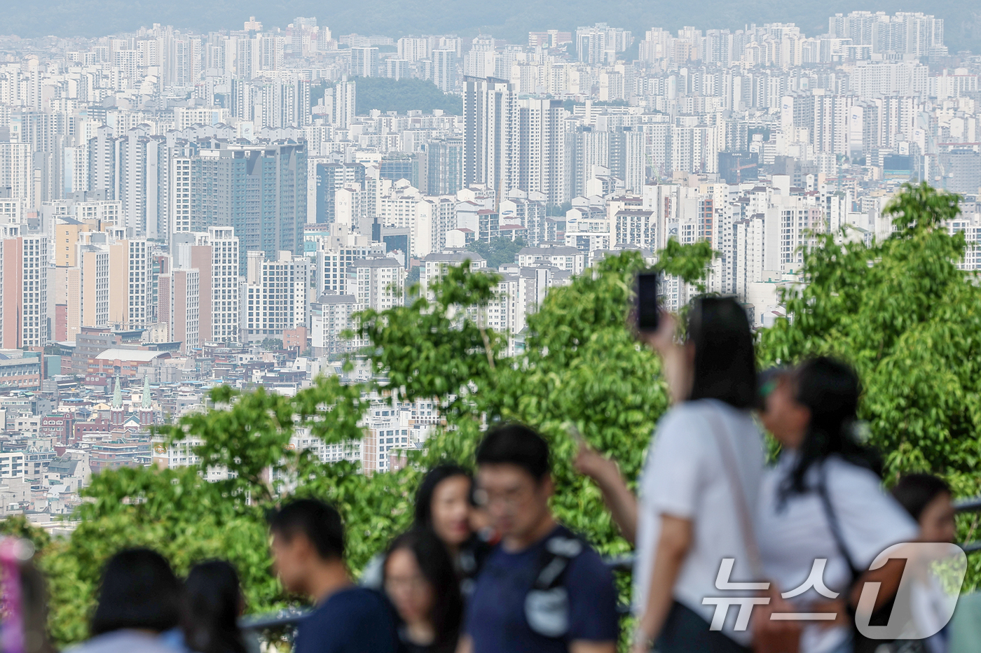 (서울=뉴스1) 민경석 기자 = 지난달 서울 아파트 경매 낙찰가율(감정가 대비 낙찰가 비율)이 97.7%로, 약 3년 만에 최고치를 기록했다.통상 경매는 감정가보다 낮게 낙찰되는 …