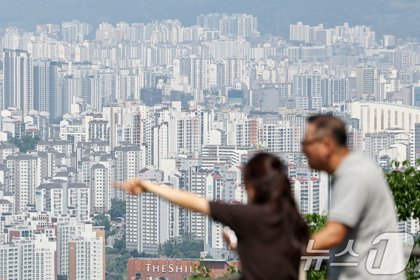 (서울=뉴스1) 민경석 기자 = 지난달 서울 아파트 경매 낙찰가율(감정가 대비 낙찰가 비율)이 97.7%로, 약 3년 만에 최고치를 기록했다.통상 경매는 감정가보다 낮게 낙찰되는 …