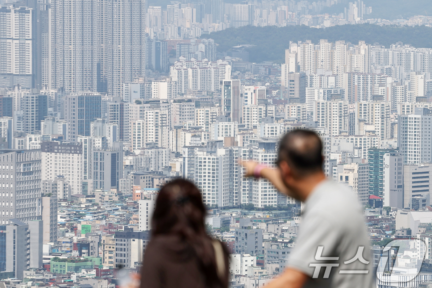 (서울=뉴스1) 민경석 기자 = 지난달 서울 아파트 경매 낙찰가율(감정가 대비 낙찰가 비율)이 97.7%로, 약 3년 만에 최고치를 기록했다.통상 경매는 감정가보다 낮게 낙찰되는 …