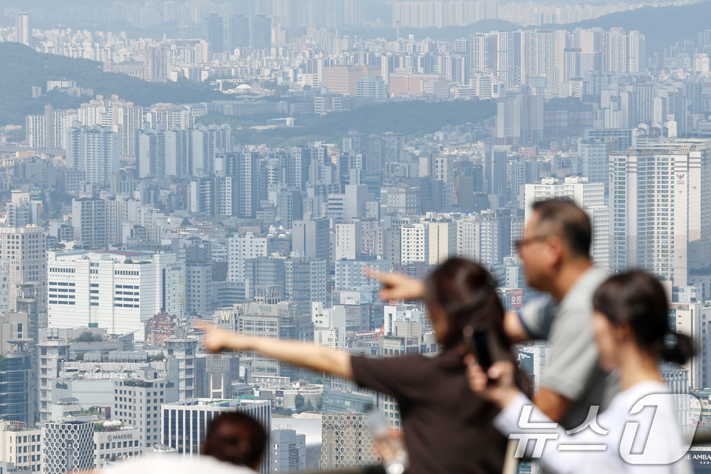 (서울=뉴스1) 민경석 기자 = 지난달 서울 아파트 경매 낙찰가율(감정가 대비 낙찰가 비율)이 97.7%로, 약 3년 만에 최고치를 기록했다.통상 경매는 감정가보다 낮게 낙찰되는 …