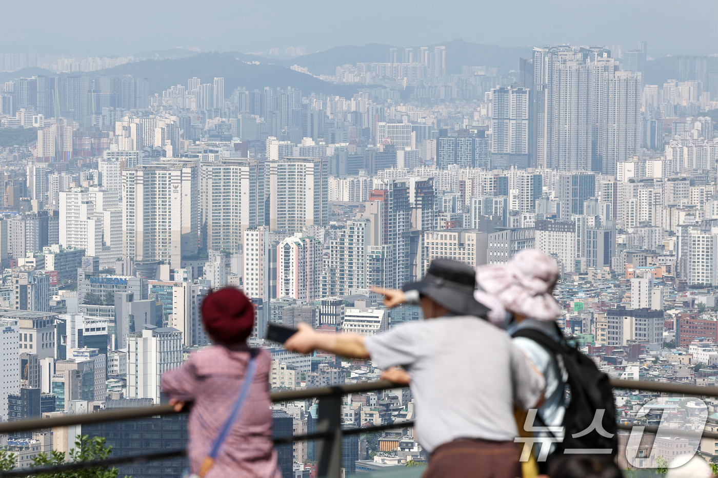 (서울=뉴스1) 민경석 기자 = 지난달 서울 아파트 경매 낙찰가율(감정가 대비 낙찰가 비율)이 97.7%로, 약 3년 만에 최고치를 기록했다.통상 경매는 감정가보다 낮게 낙찰되는 …