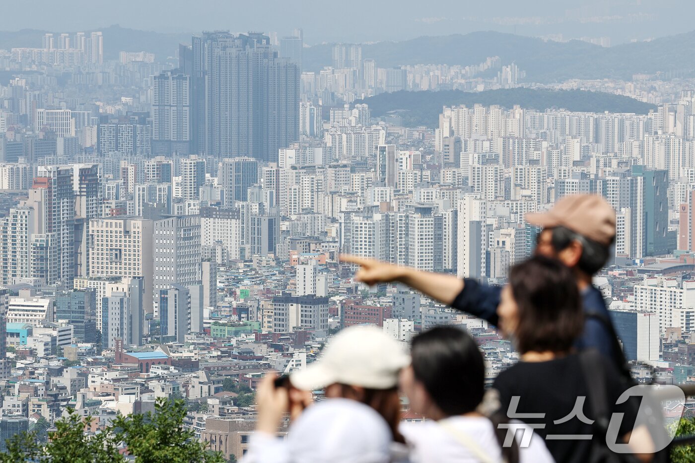 본문 이미지 - 서울 중구 남산에서 바라본 시내 아파트 단지 모습. 2025.6.3/뉴스1 ⓒ News1 민경석 기자