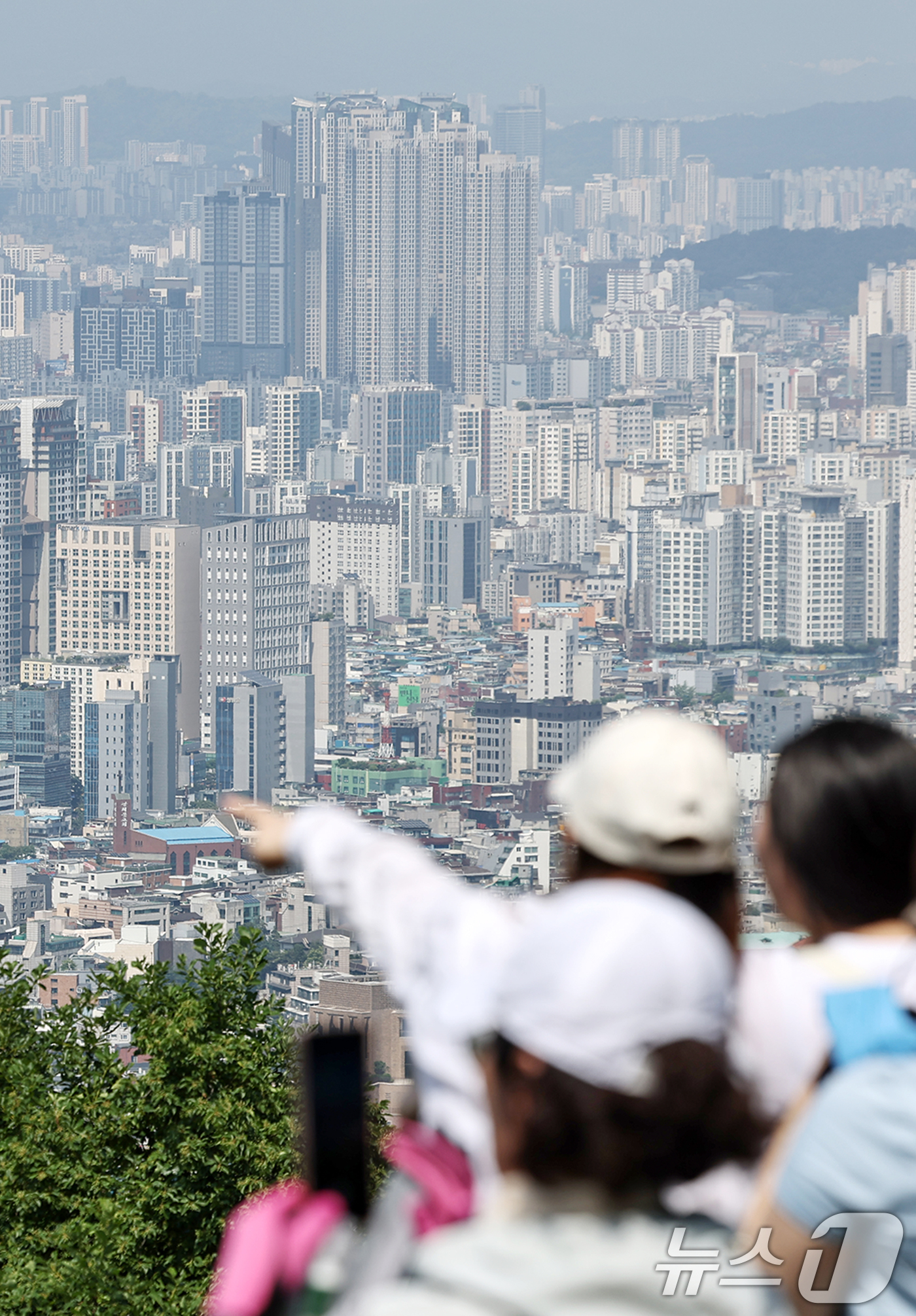 (서울=뉴스1) 민경석 기자 = 지난달 서울 아파트 경매 낙찰가율(감정가 대비 낙찰가 비율)이 97.7%로, 약 3년 만에 최고치를 기록했다.통상 경매는 감정가보다 낮게 낙찰되는 …