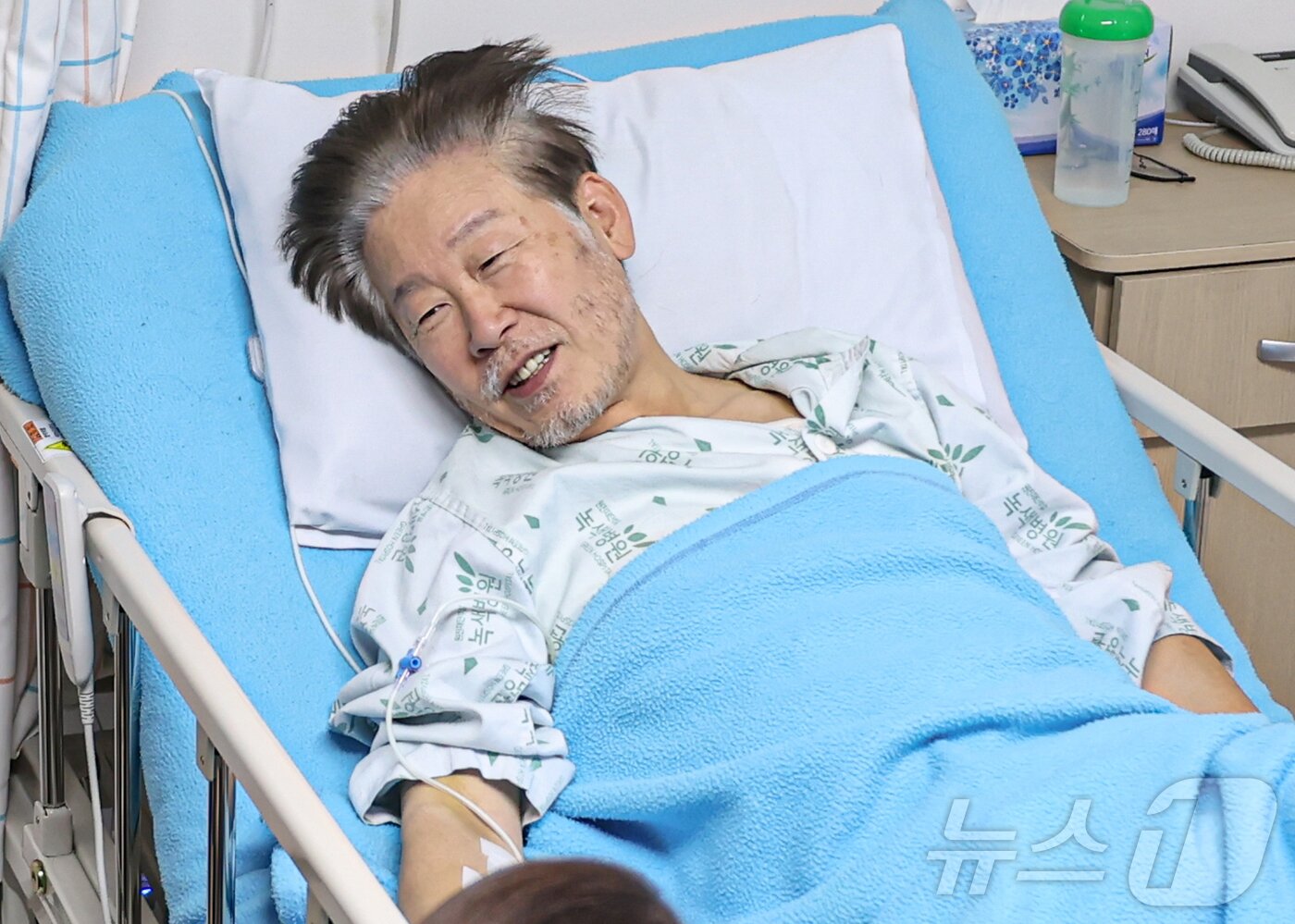 본문 이미지 - 이재명 더불어민주당 대표가 23일 서울 중랑구 녹색병원에서 진교훈 강서구청장 후보 등과 대화를 나누고 있다. &#40;더불어민주당 제공&#41; 2025.6.4/뉴스1