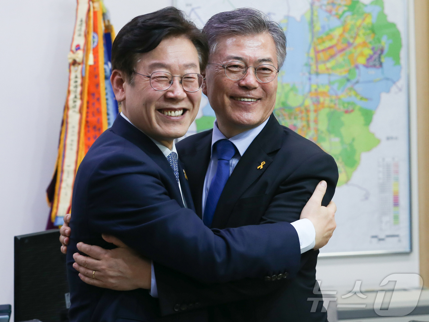 (서울=뉴스1) = 이재명 더불어민주당 대통령 후보가 4일 제21대 대한민국 대통령 당선이 확실시 되고 있다.사진은 2017년 4월 7일 경기도 성남시청을 방문한 문재인 더불어민주 …