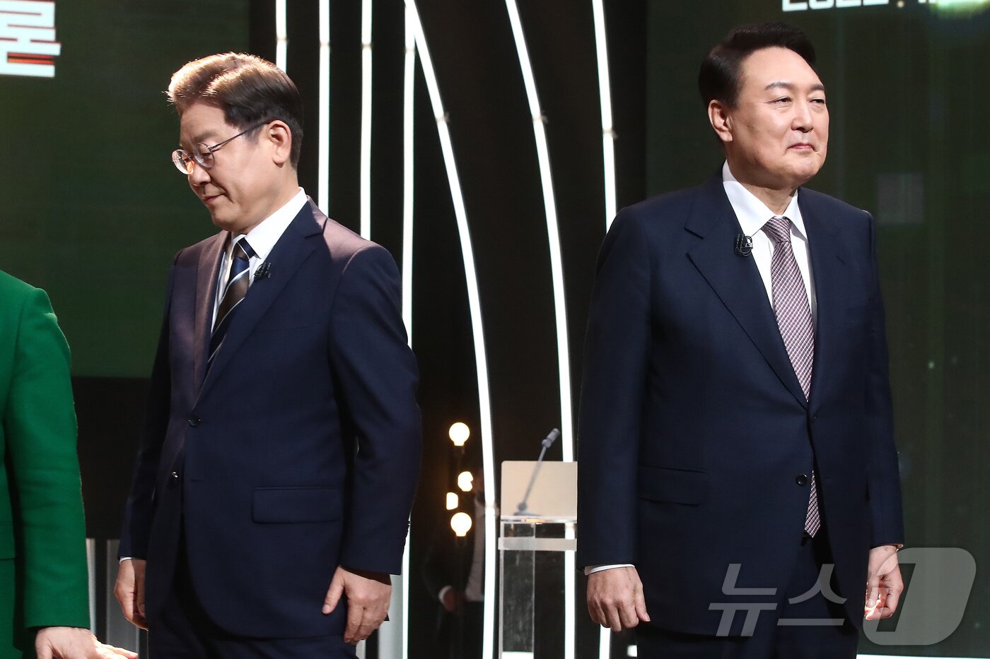 본문 이미지 - 이재명 더불어민주당 대선 후보가 년 2월 3일 오후 서울 여의도 KBS 공개홀에서 열린 &#39;방송 3사 합동 초청&#39; 2022 대선후보 토론에서 당시 이재명 윤석열 국민의힘 후보와 함께 있는 모습. 2025.6.4/뉴스1