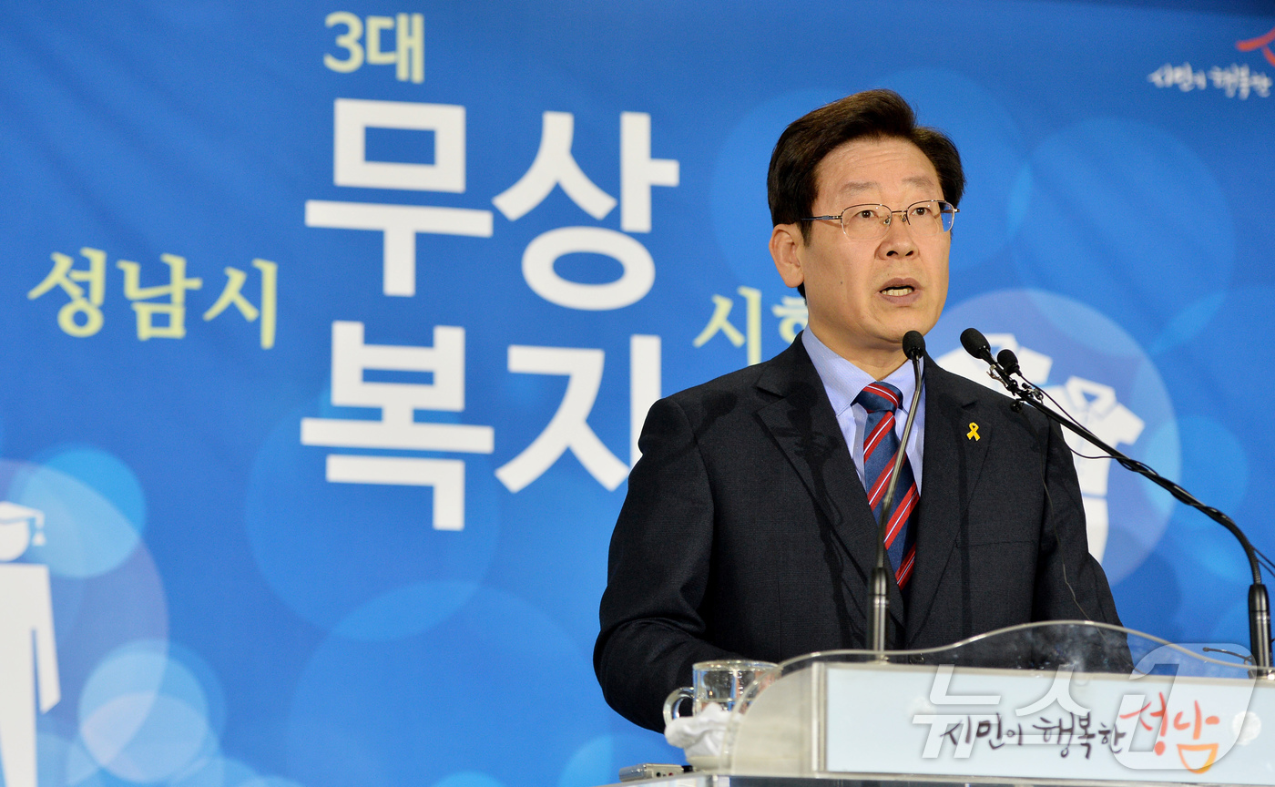 (서울=뉴스1) = 이재명 더불어민주당 대통령 후보가 4일 제21대 대한민국 대통령 당선이 확실시 되고 있다.사진은 2016년 1월 4일 이재명 성남시장이 경기도 성남시 중원구 성 …