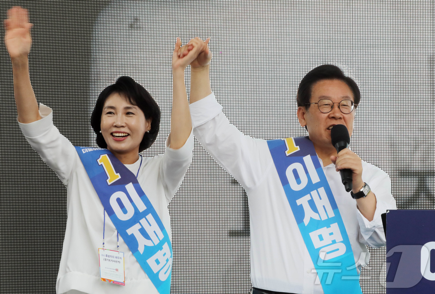 (서울=뉴스1) = 이재명 더불어민주당 대통령 후보가 4일 제21대 대한민국 대통령 당선이 확실시 되고 있다.사진은 2018년 6월 11일 이재명 더불어민주당 경기도지사 후보와 부 …