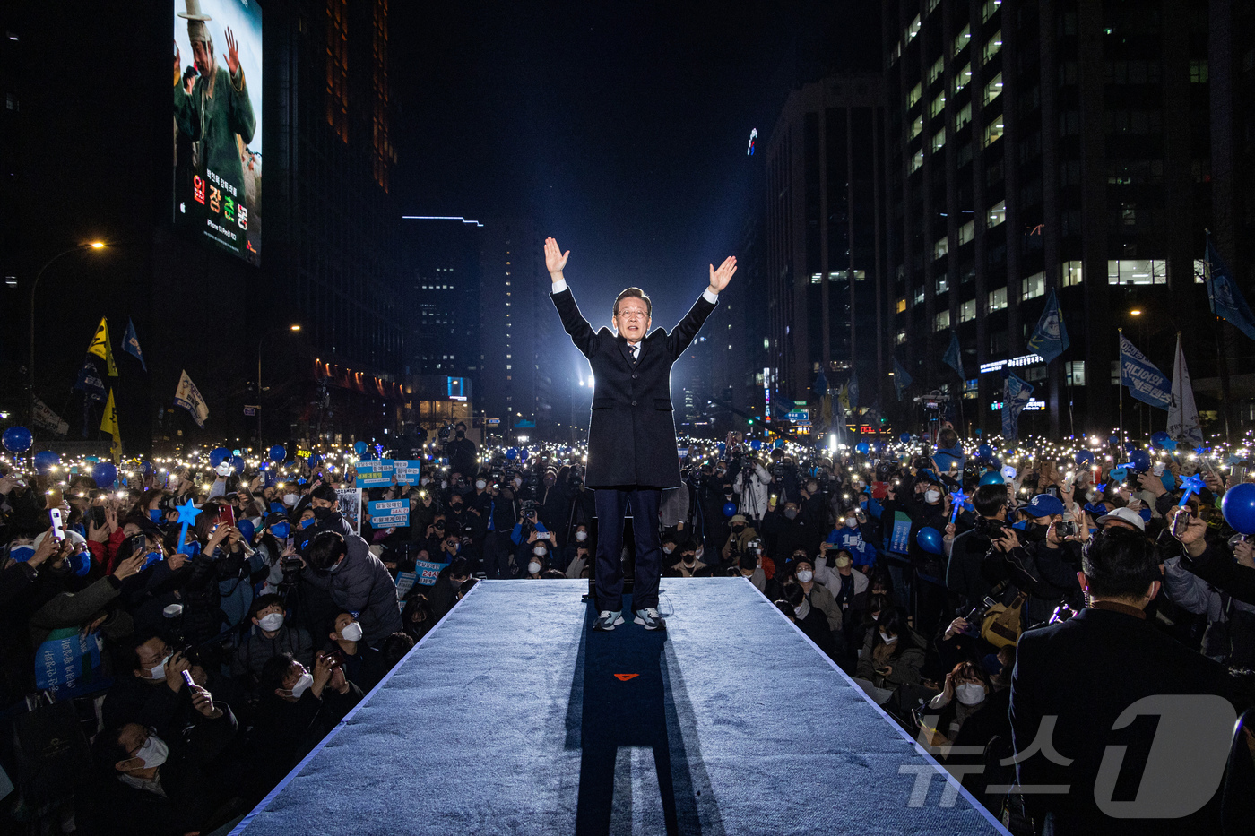 (서울=뉴스1) = 이재명 더불어민주당 대통령 후보가 4일 제21대 대한민국 대통령 당선이 확실시 되고 있다.사진은 2022년 3월 8일 이재명 더불어민주당 대선 후보가 제20대 …