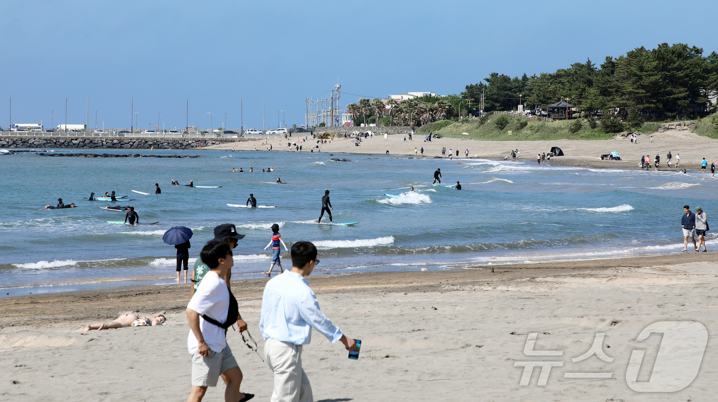 (제주=뉴스1) 오미란 기자 = 제21대 대통령 선거일인 3일 오후 제주시 이호테우해수욕장에서 나들이객들이 휴일을 즐기고 있다. 2025.6.3/뉴스1