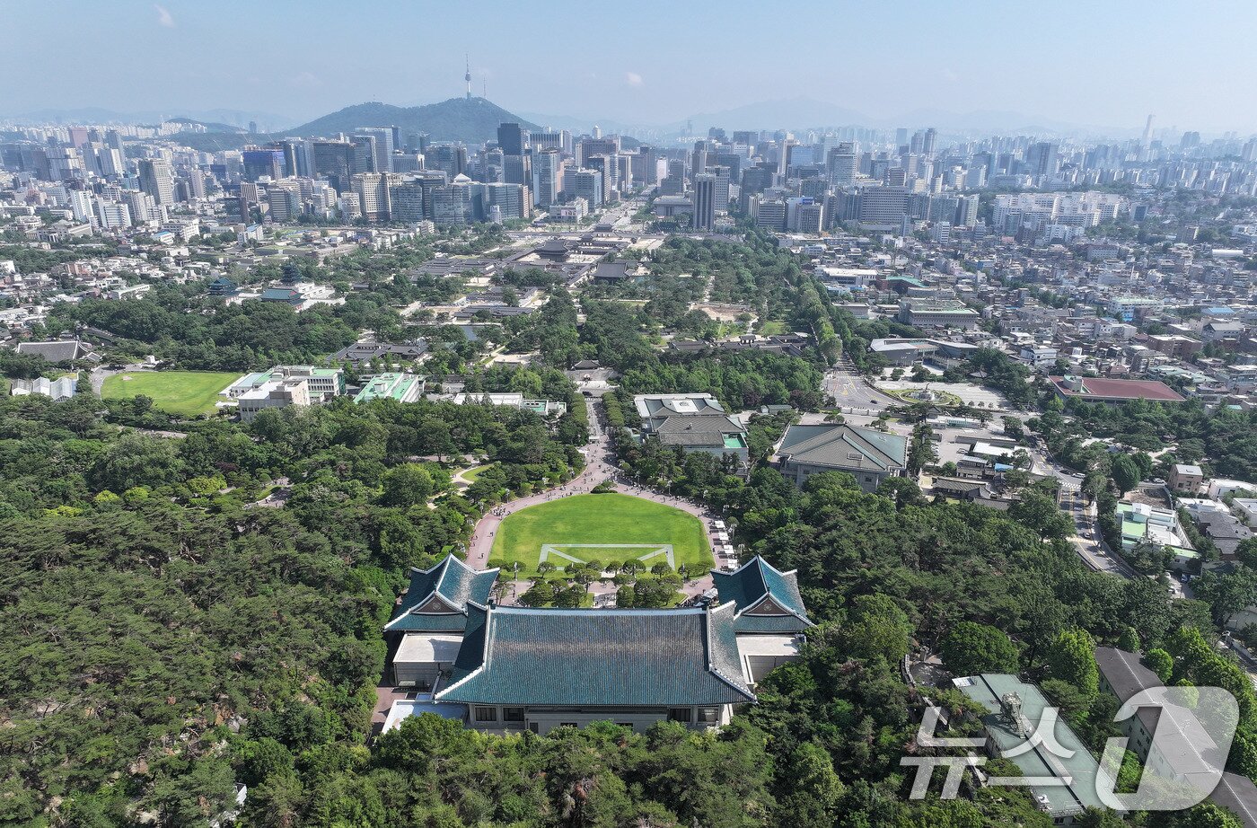 본문 이미지 - 제21대 대통령 선거 투표일인 3일 서울 종로구 청와대에 관광객들이 북적이고 있다. 2025.6.3/뉴스1 ⓒ News1 박지혜 기자