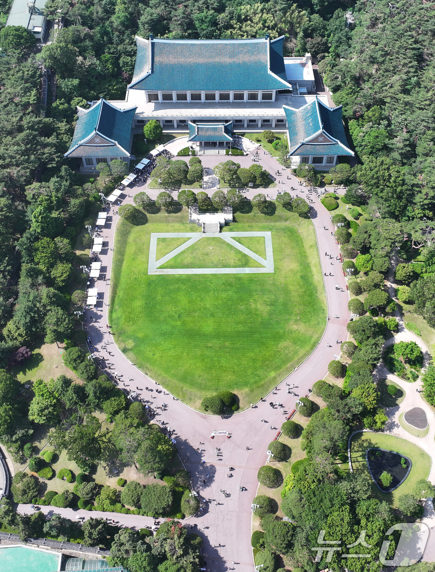 (서울=뉴스1) 박지혜 기자 = 제21대 대통령 선거 투표일인 3일 서울 종로구 청와대에 관광객들이 북적이고 있다. 한때 권력의 상징이자, 최근까지 ‘국민 품으로 돌아간 공간’으로 …