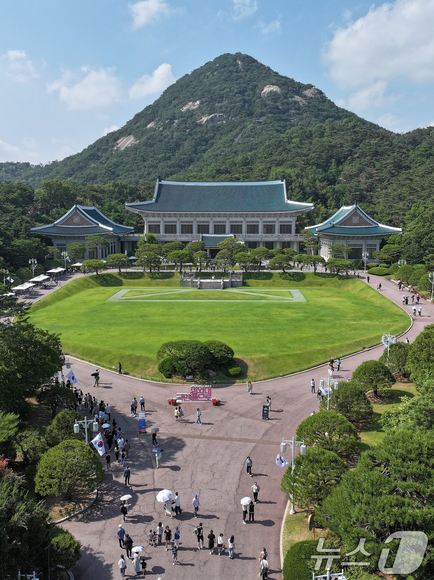 본문 이미지 - 제21대 대통령 선거 투표일인 3일 서울 종로구 청와대에 관광객들이 북적이고 있다. 2025.6.3/뉴스1 ⓒ News1 박지혜 기자