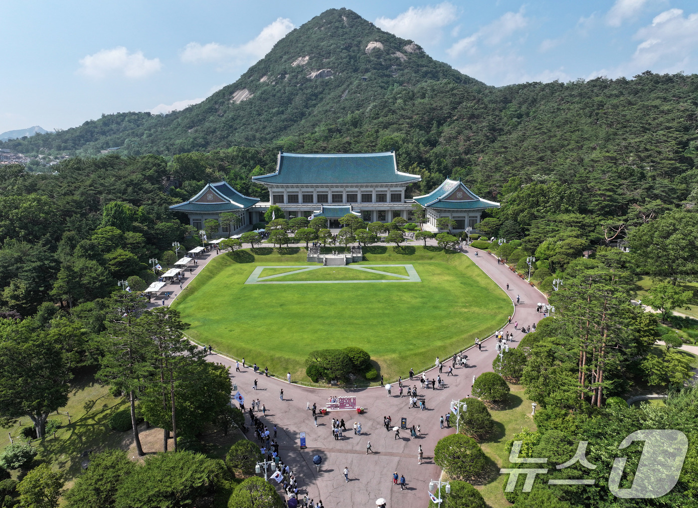 (서울=뉴스1) 박지혜 기자 = 제21대 대통령 선거 투표일인 3일 서울 종로구 청와대에 관광객들이 북적이고 있다. 한때 권력의 상징이자, 최근까지 ‘국민 품으로 돌아간 공간’으로 …