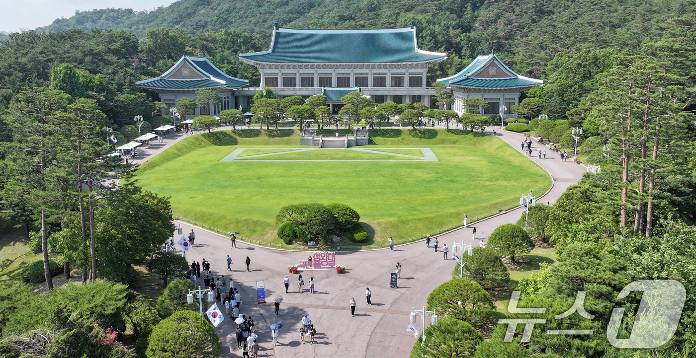 (서울=뉴스1) 박지혜 기자 = 제21대 대통령 선거 투표일인 3일 서울 종로구 청와대에 관광객들이 북적이고 있다. 한때 권력의 상징이자, 최근까지 ‘국민 품으로 돌아간 공간’으로 …