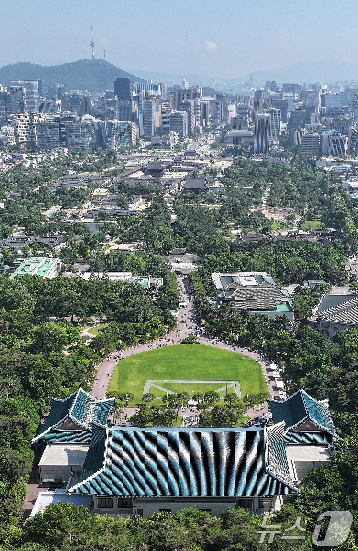 (서울=뉴스1) 박지혜 기자 = 제21대 대통령 선거 투표일인 3일 서울 종로구 청와대에 관광객들이 북적이고 있다. 한때 권력의 상징이자, 최근까지 ‘국민 품으로 돌아간 공간’으로 …