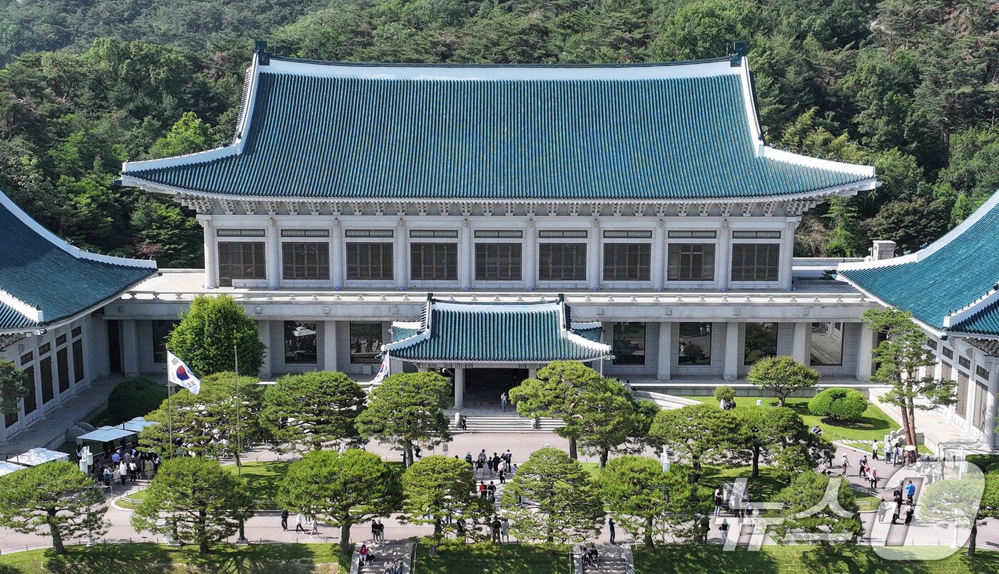 본문 이미지 - 제21대 대통령 선거 투표일인 3일 서울 종로구 청와대에 관광객들이 북적이고 있다. 2025.6.3/뉴스1 ⓒ News1 박지혜 기자