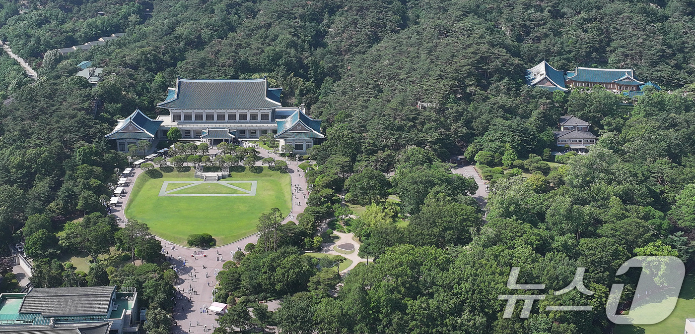 (서울=뉴스1) 박지혜 기자 = 제21대 대통령 선거 투표일인 3일 서울 종로구 청와대에 관광객들이 북적이고 있다. 한때 권력의 상징이자, 최근까지 ‘국민 품으로 돌아간 공간’으로 …